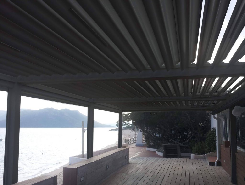 Pergola bioclimatique installée à Bastia