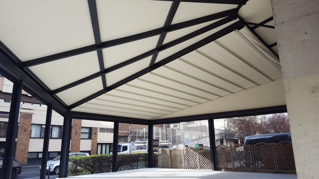 Pergola bioclimatique installée à Bonifacio