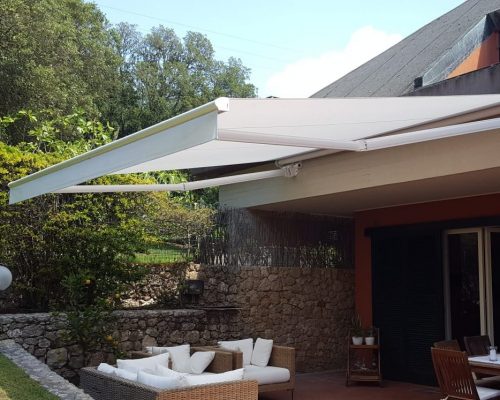 Stores verticaux de protection solaire et stores bannes pour terrasse à Ajaccio